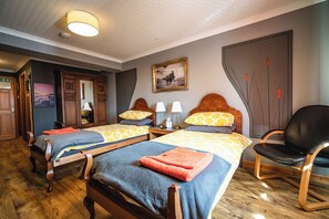 Twin Room, 2 Single Beds, Non Smoking (Raven Room) | Individually decorated, individually furnished, desk, free WiFi