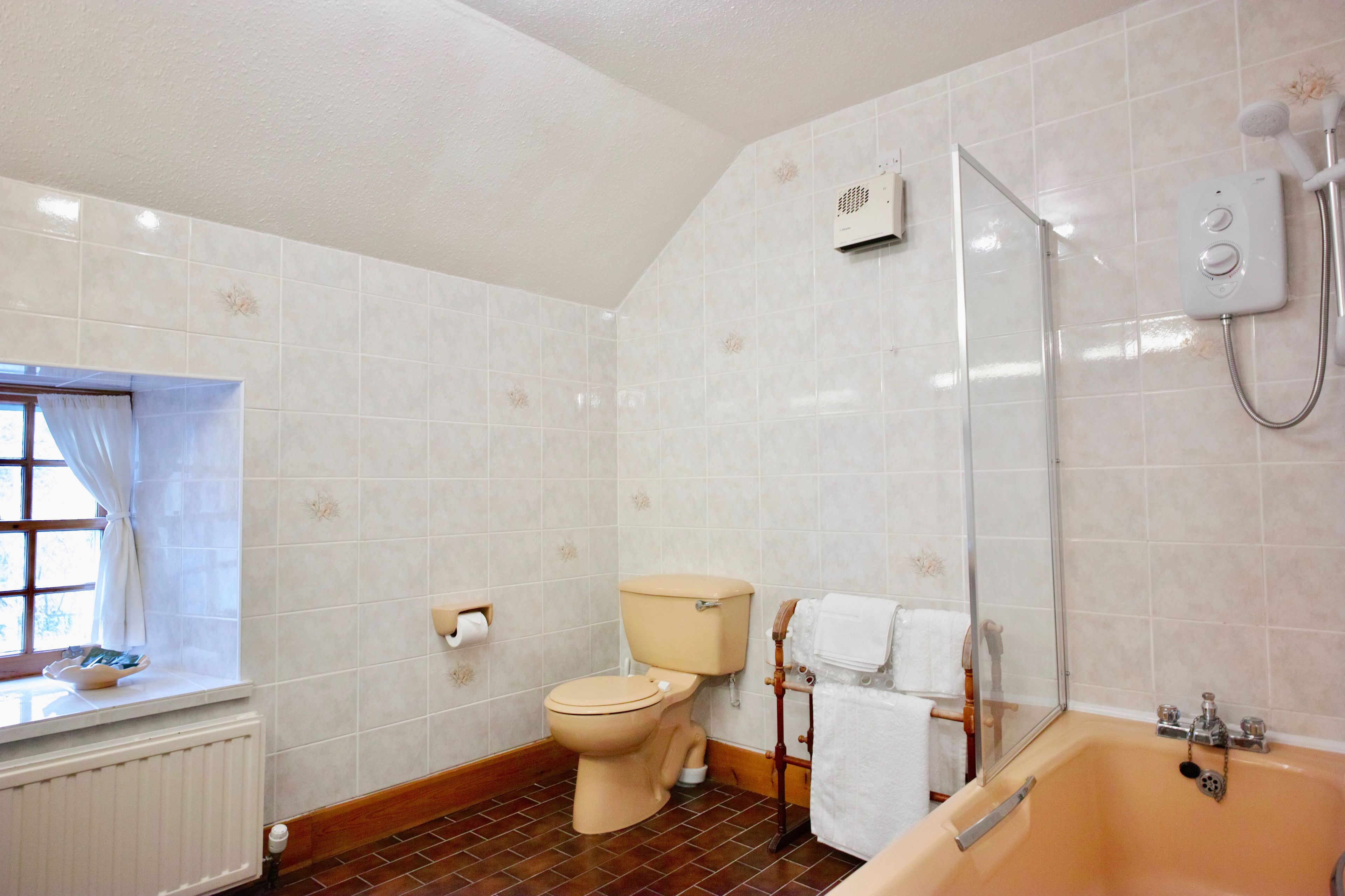 Un baño con inodoro, ducha y bañera.