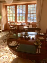 Café da manhã completo grátis todos os dias