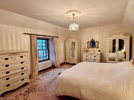 Quarto casal superior, 1 cama King, vista parcial para o mar | Wi-Fi de cortesia, roupa de cama