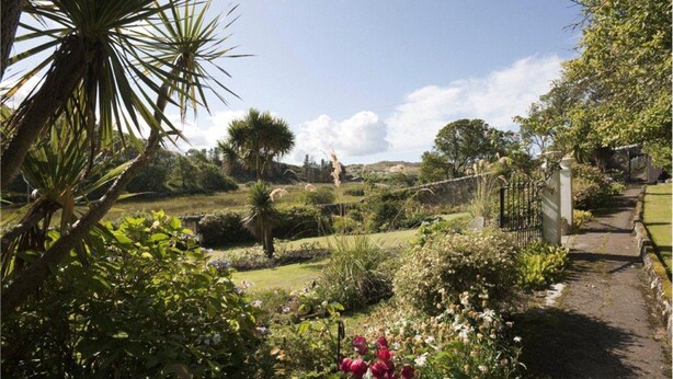 A garden with various plants and a pathway. - Scourie Lodge B&B and Gardens (Scourie)
