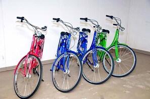 Quatre vélos de couleurs différentes.