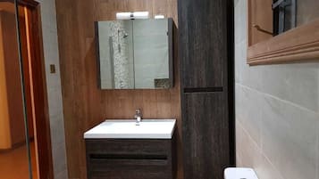 Comfort villa, niet-roken | Badkamer met wastafel