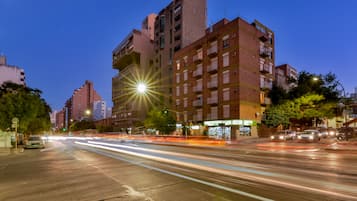 Fachada de la propiedad por la tarde o noche