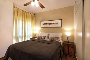 أغطية فراش متميزة وألحفة محشوة بالريش وخزنة داخل الغرفة