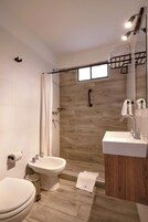 Apartamento superior, varias camas | Baño | Bañera, secador de pelo, bidé y toallas