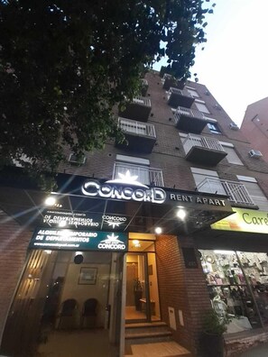 A building with a 'Concord Rent Apart' sign, indicating it is a rental property. There is a visible entrance with steps leading up to it. - Concord Rent Apart (Córdoba)