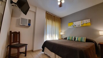 Apartamento estándar, varias camas | Ropa de cama de alta calidad, edredones de plumas, caja fuerte