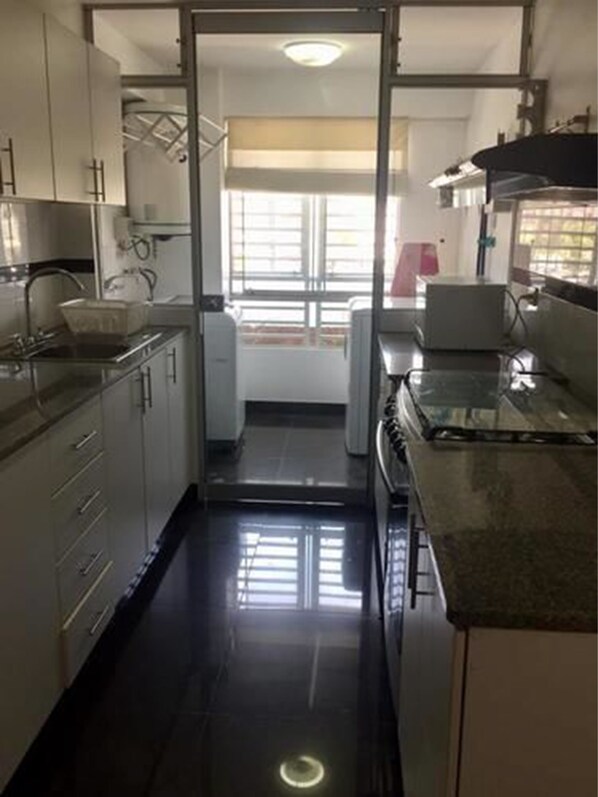 Appartement, non-fumeurs | Cuisine privée | Grand réfrigérateur, micro-ondes, four, cuiseur de riz