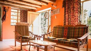 Nhà gỗ dành cho gia đình, 2 phòng ngủ | Khu phòng khách | Smart TV, Netflix 