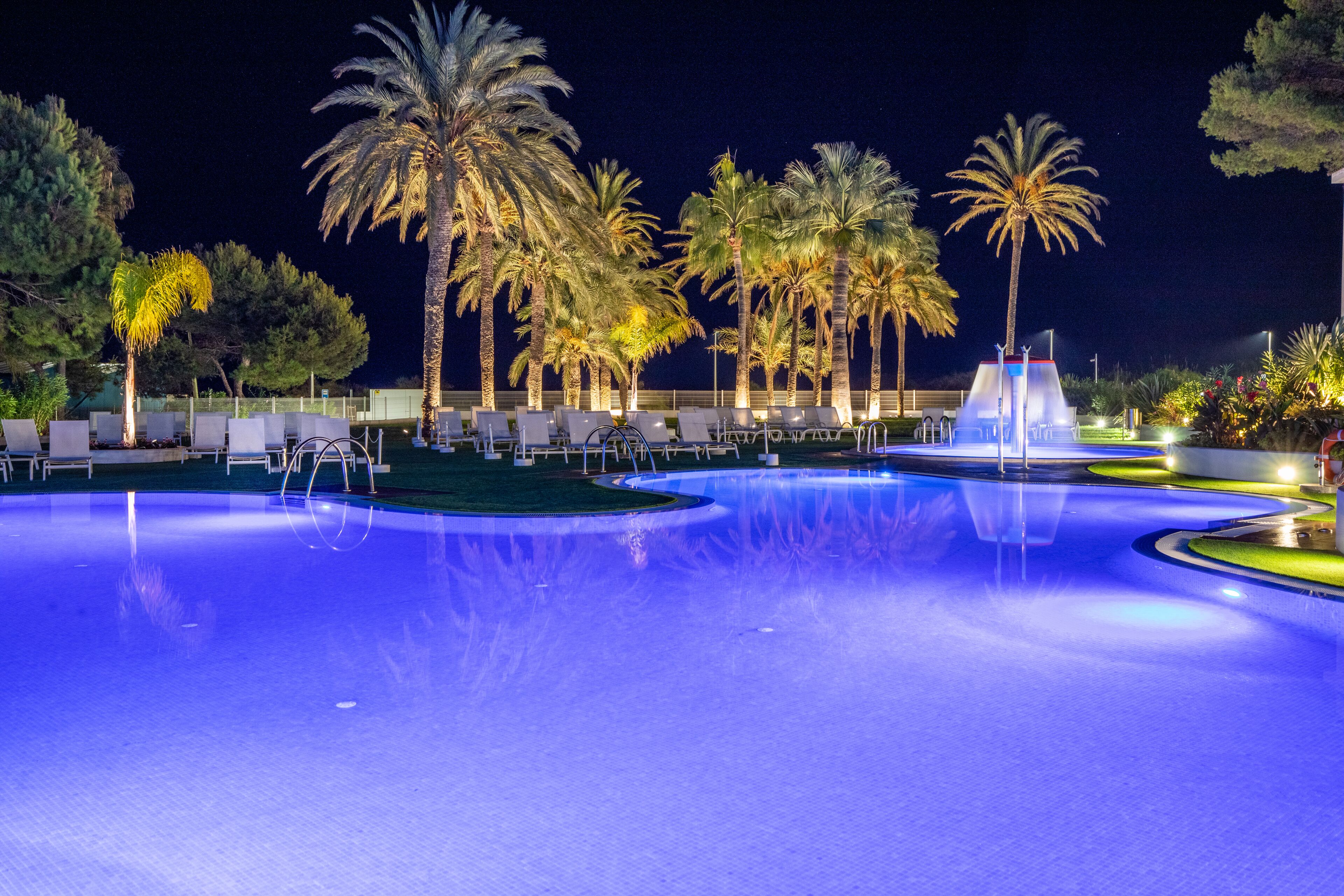 3 개의 야외 수영장, 10:00 ~ 22:00 오픈, 수영장 파라솔, 일광욕 의자