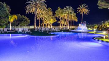 3 buitenzwembaden, parasols voor strand/zwembad