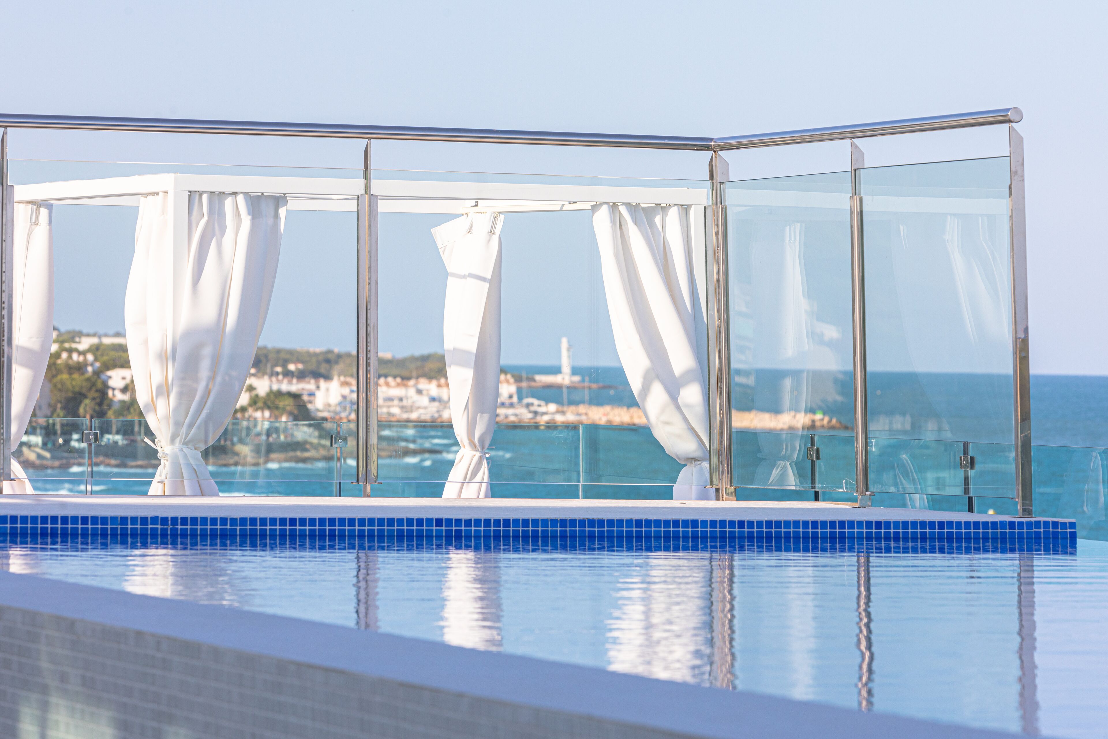 3 piscines extérieures, parasols de plage, chaises longues