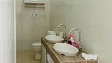 Apartamento familiar, 2 habitaciones, no fumadores | Baño | Ducha y cabezal de ducha tipo lluvia