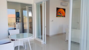 32-英寸纯平电视（配备卫星频道）、电视、DVD 播放器