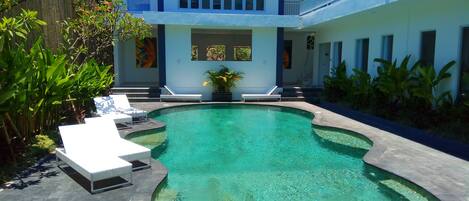 Piscine extérieure, chaises longues