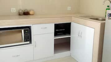 Departamento familiar, 1 habitación, para no fumadores | Cocineta privada | Parrilla de estufa, tetera eléctrica y utensilios de cocina