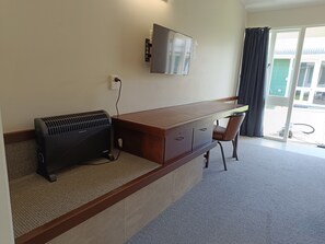Desk, laptop workspace, free WiFi, bed sheets - The Furlong (Hawera)