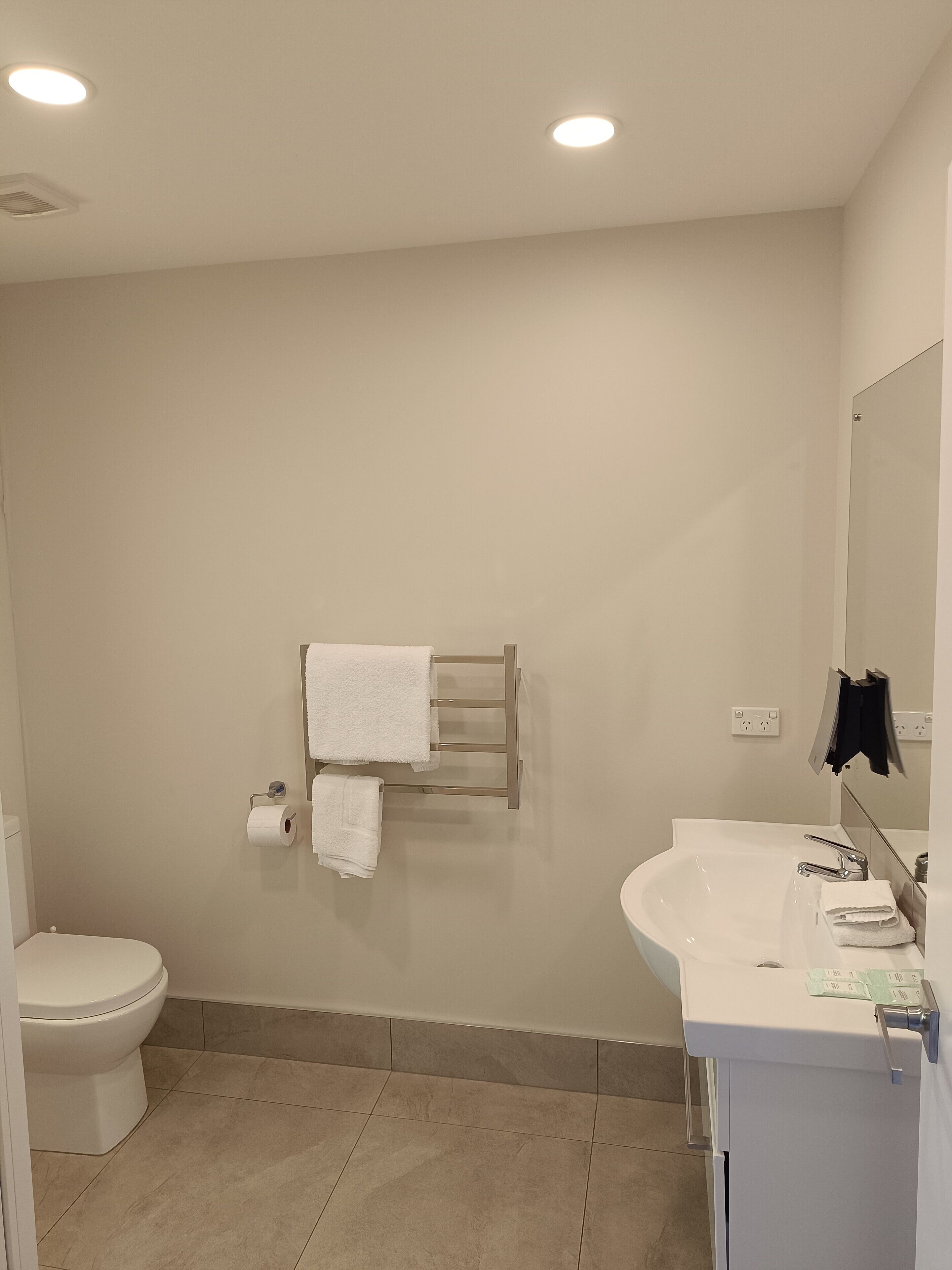Superior Studio Unit Triple  | Bathroom | Shower, free toiletries, hair dryer, towels