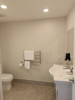 Estudio Deluxe, varias camas, no fumadores, vistas al jardín | Baño | Ducha, artículos de higiene personal gratuitos y secador de pelo