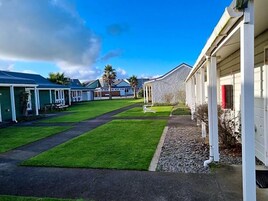 Superior Studio Unit Triple  | Garden view