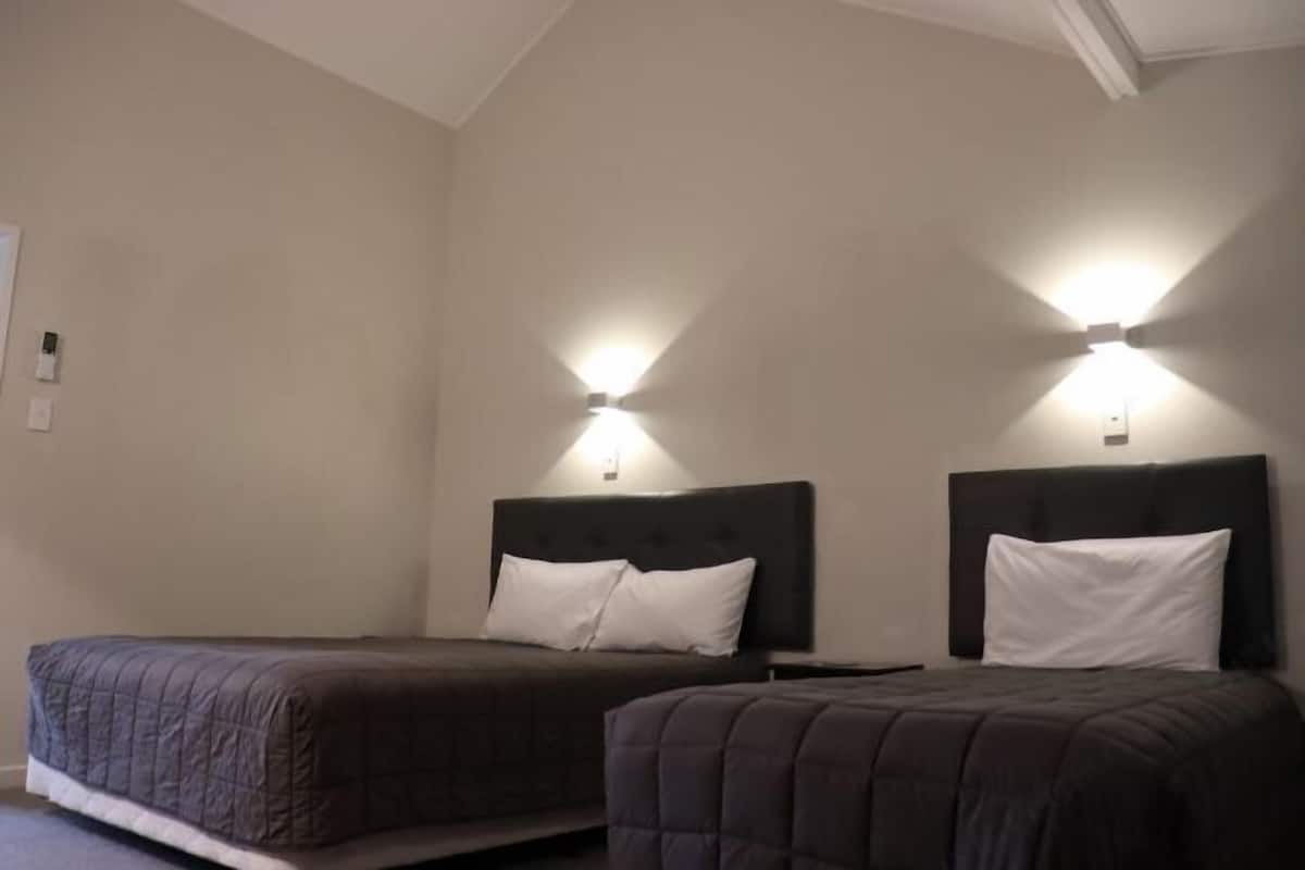 Bureau, espace de travail pour ordinateur portable, Wi-Fi gratuit