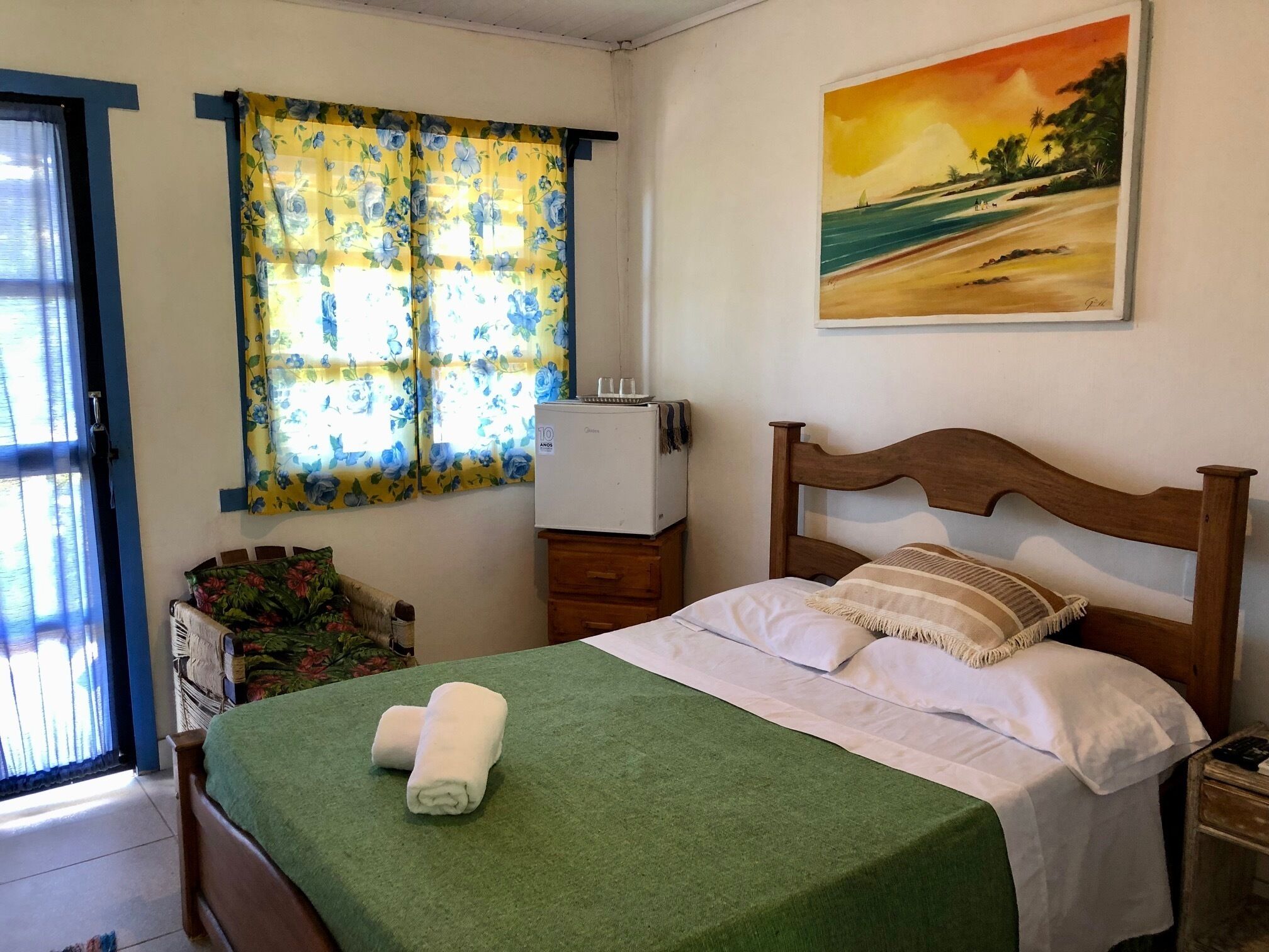 Apartamento básico, 1 cama de casal | Banheiro | Chuveiro, chuveiro com efeito de chuva, toalhas de banho 