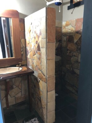 Douche, douche à « effet pluie », serviettes fournies