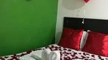 Habitación económica doble, 1 cama doble | Cortinas opacas, wifi gratis, ropa de cama