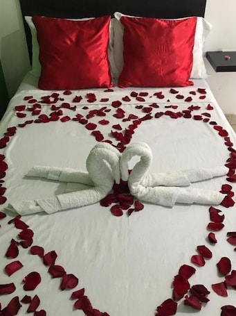 Blackout drapes, free WiFi, bed sheets