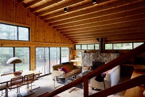 Una televisión, una chimenea