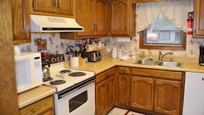 Coffee/tea maker, fridge, microwave, stovetop - 23TomiLn | Guadalajara Courts Townhome | Sleeps 4 (Hot Springs Village)