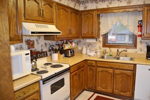 Fridge, microwave, stovetop, dishwasher