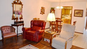 Living area - 23TomiLn | Guadalajara Courts Townhome | Sleeps 4 (Hot Springs Village)