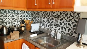 Loft de disseny | Cuina bàsica privada | Frigorífic gran, microones, placa de cuina i arrossera