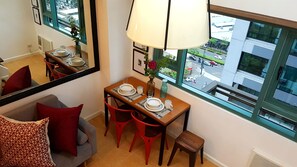 Design Loft | In-room dining - Pad in BGC Fort St.Luke (Taguig)