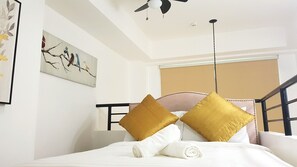 Loftsrom – design | 1 soverom, skrivebord, lydisolert og strykejern/-brett