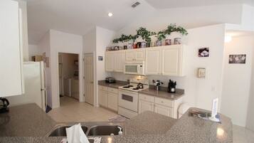 House | Private kitchen | Stovetop, dishwasher