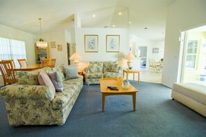 TV - Villa Lovie - Comfort - 4 Bedroom (Inverness)