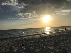 En la playa, camastros y toallas de playa 
