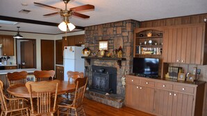 Private kitchen - 15SierLn | Lake DeSoto | Home | Sleeps 6 (Hot Springs Village)