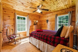 3 bedrooms, Egyptian cotton sheets, iron/ironing board, WiFi - The Black Bear Lodge: Amazing Mountain Views! (Stanley)