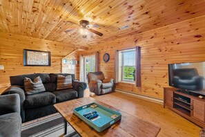 Fireplace, DVD player - The Black Bear Lodge: Amazing Mountain Views! (Stanley)