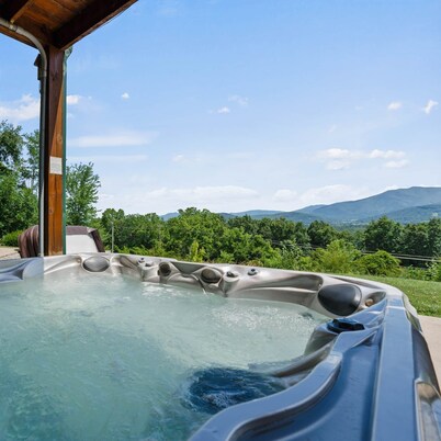 The Black Bear Lodge: Amazing Mountain Views!