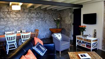 Télévision, lecteur de DVD, livres, chaßne hi-fi