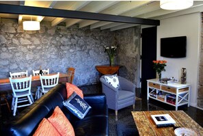 TV, DVD player, books, stereo - Heritage Garden Cottage (Hobart)