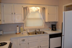 Kühlschrank, Mikrowelle, Herdplatte, Geschirrspüler