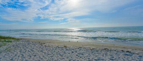 På stranden, solsenger og strandhåndklær