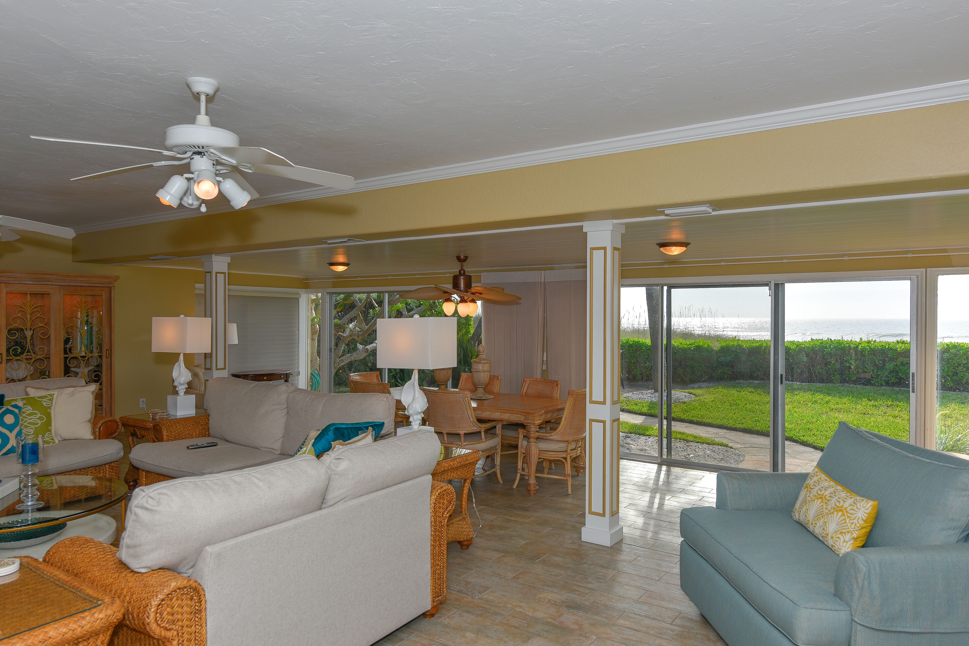 Een smart-tv, een open haard, een dvd-speler en speelgoed