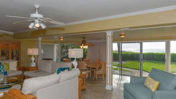 Een smart-tv, een open haard, een dvd-speler en speelgoed